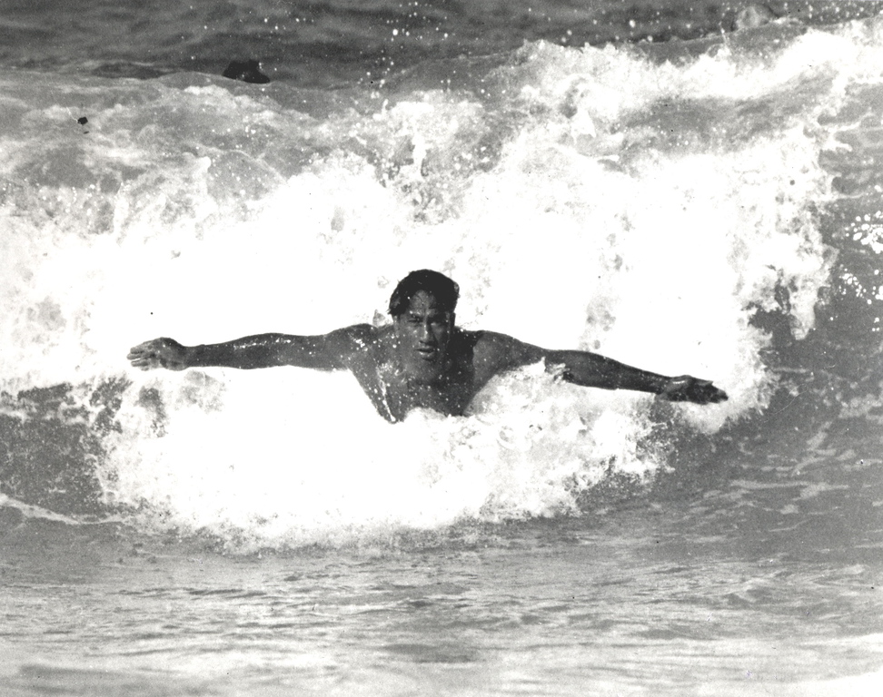 Black and white photograph of Duke Kahanamoku bodysurfing.