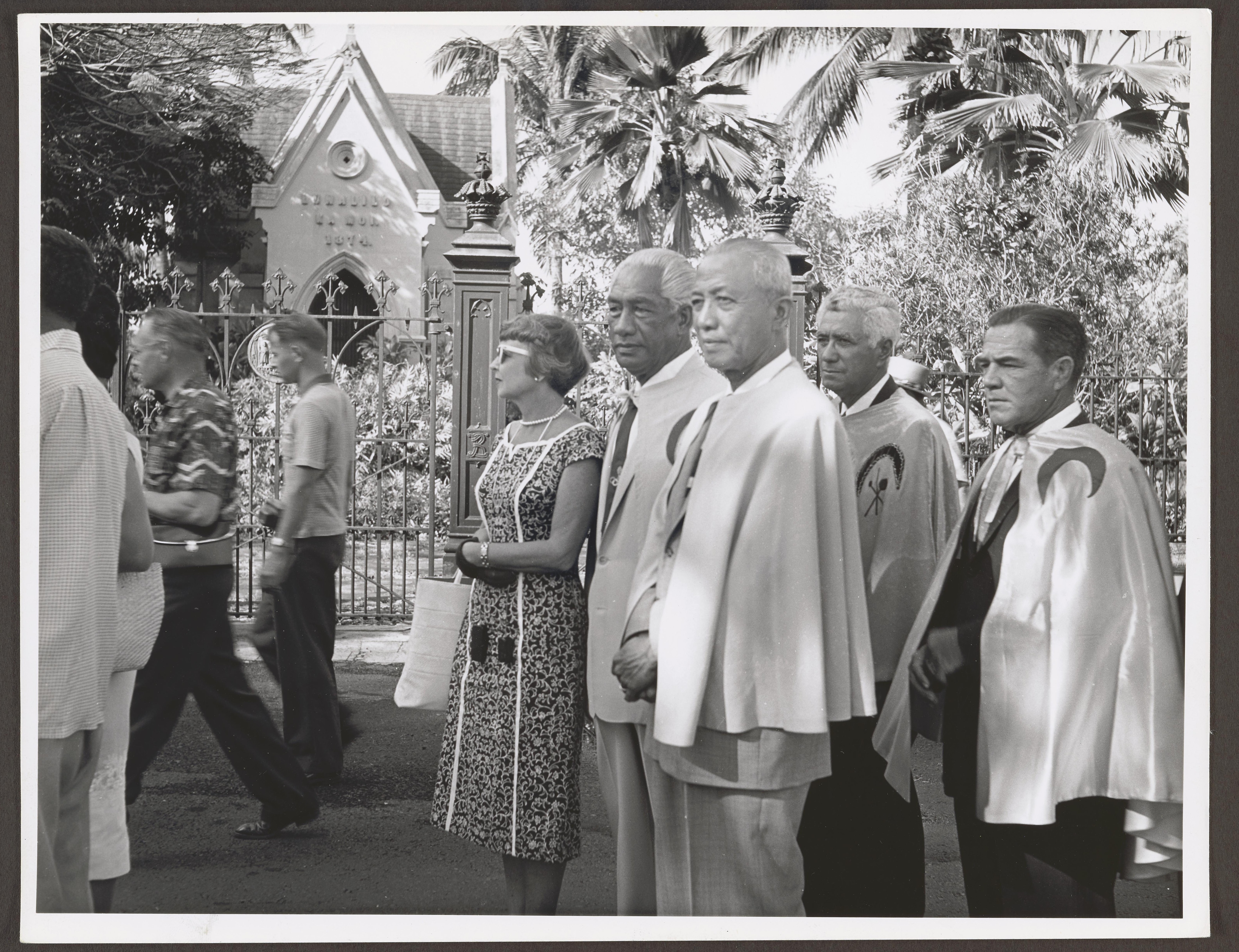 Black and white photograph of Duke, center, and his wife Nadie, left, at Hawaii's statehood celebration.