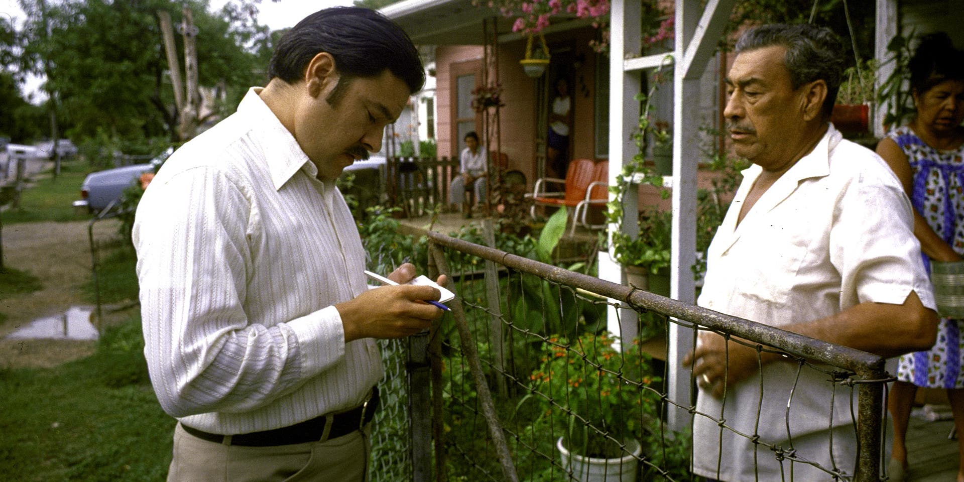 willie-velasquez-gettyimages-50370546 Willie Velásquez (left) speaking with a potential new voter (right)